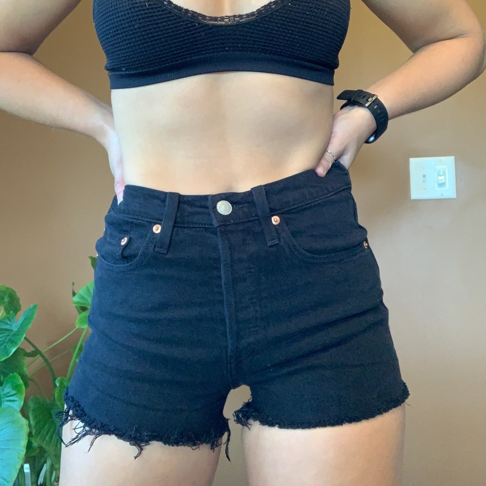 Black Levi’s 501 short